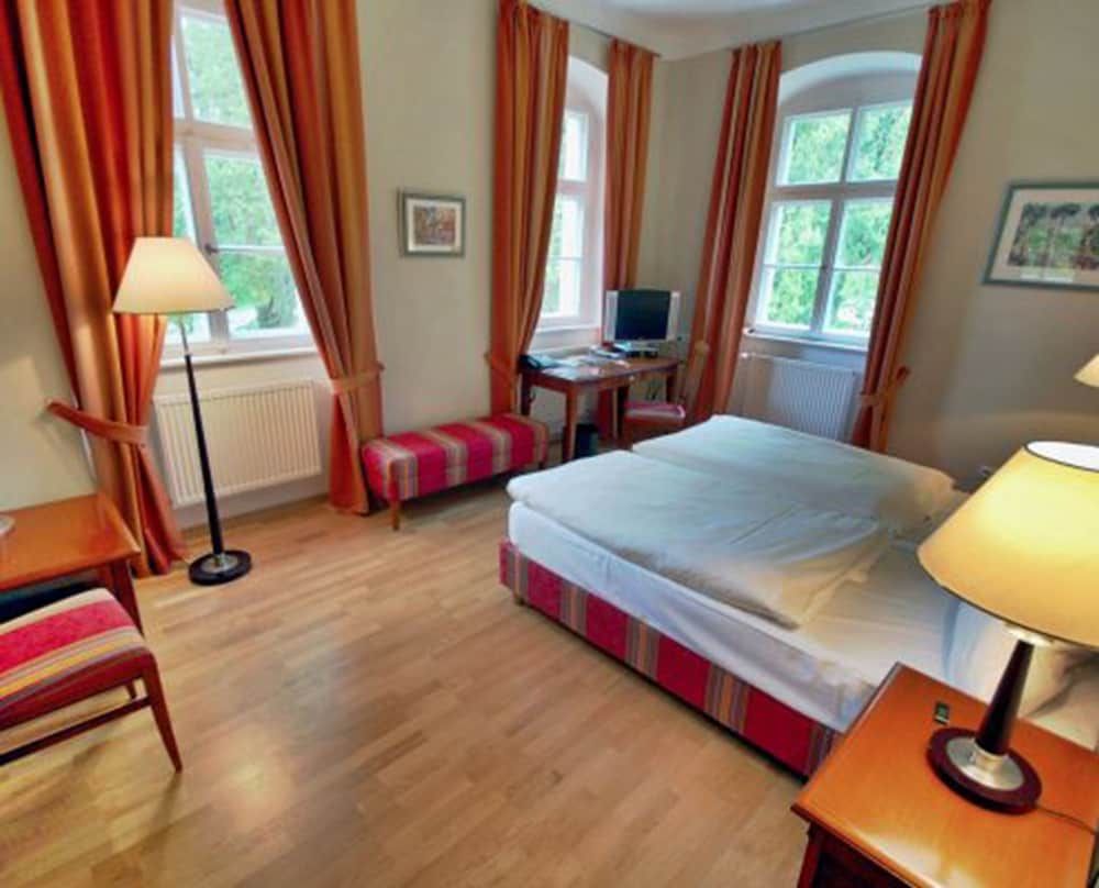 Schloss Burgellern Deluxe Double Room (2 matresses in bed frame) 3