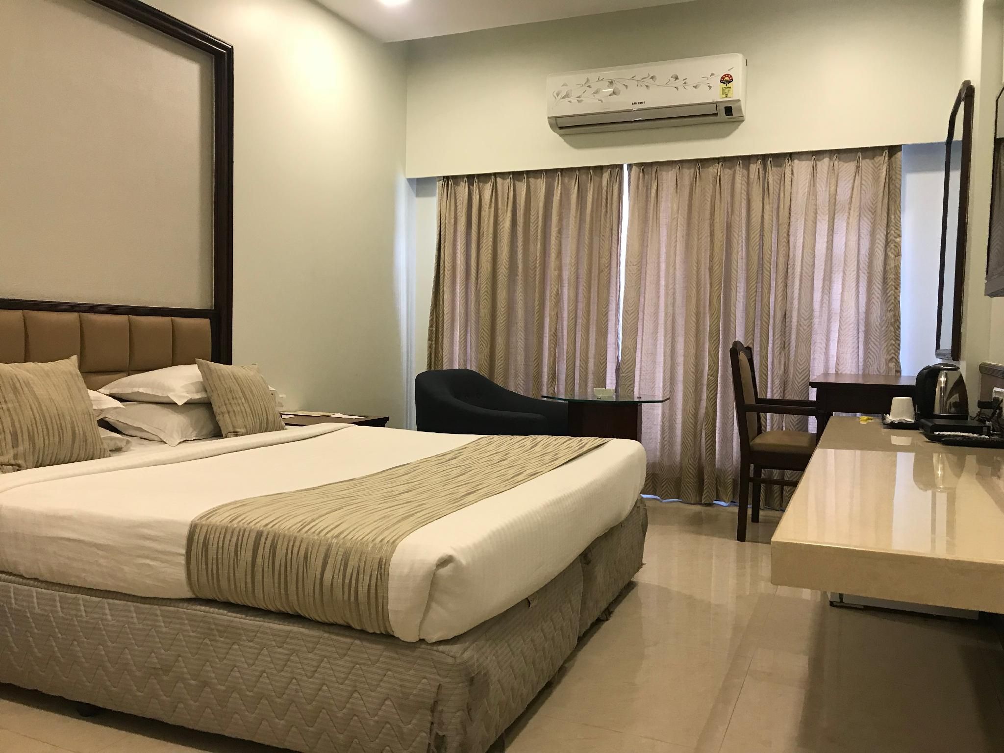 Deluxe Room 1 King or 2 Twins - Free Internet