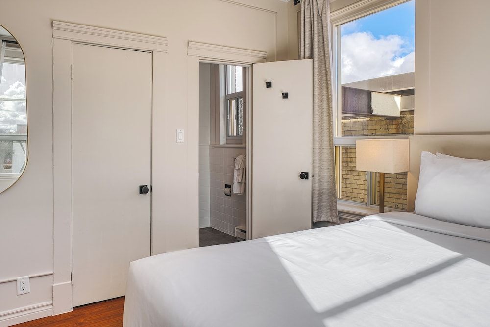Room, 1 Queen Bed, Non Smoking, Private Bathroom