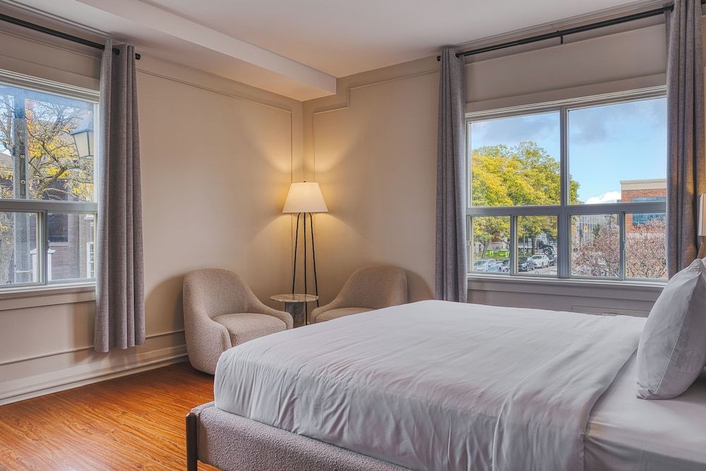 Corner King Room, 1 King Bed, Non Smoking, Private Bathroom, Stair access only