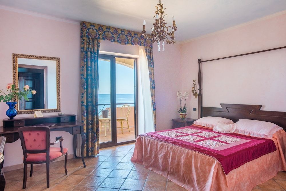 Suite, Sea View