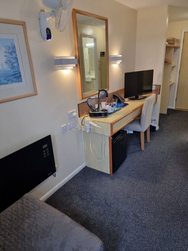 Travel Plaza Hotel Standard Twin Room 9