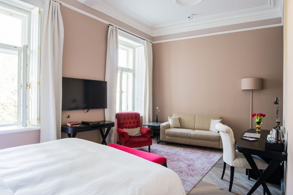 Superior Suite, 1 King Bed with Sofa bed (Courtyard View)