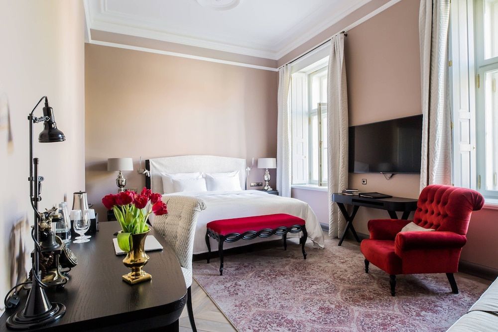 Superior Suite, 1 King Bed with Sofa bed (Courtyard View)
