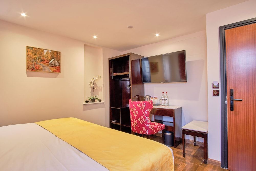 Petite Cozy Double Room