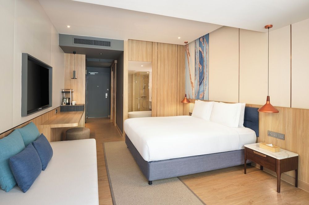 Premium Room, 1 King Bed, Poolside