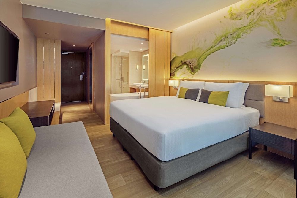 Premium Room, 1 King Bed, Pool Access