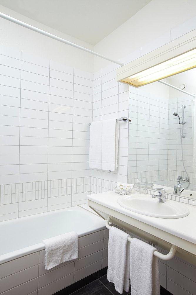 Hotel Örk Standard Triple Room 2