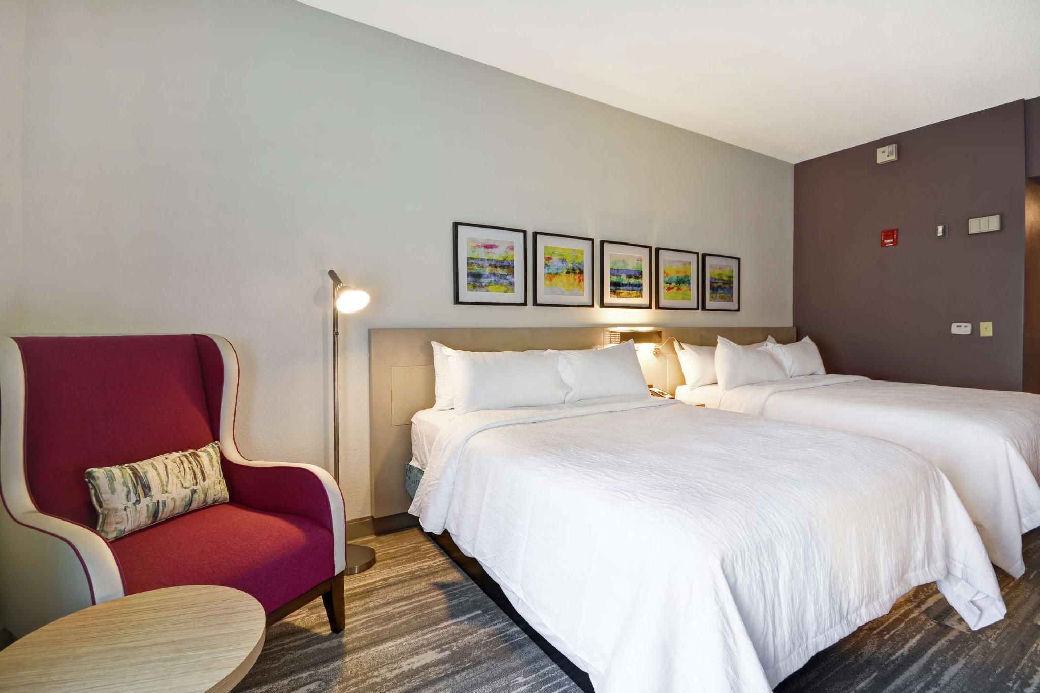 2 QUEEN HEARING ACCESSIBLE ROOM