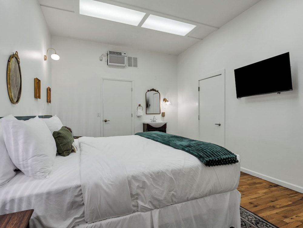 Carriage House Room 2