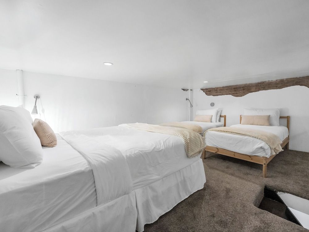 Room 18, The Large Loft, A queen Bed and Four Twins with Two Bathrooms