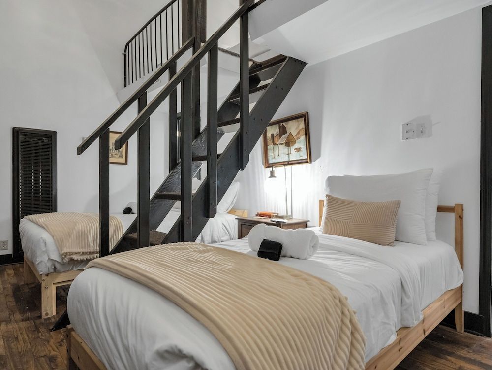 Room 18, The Large Loft, A queen Bed and Four Twins with Two Bathrooms