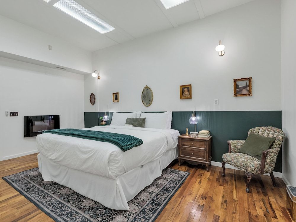 Carriage House Room 2