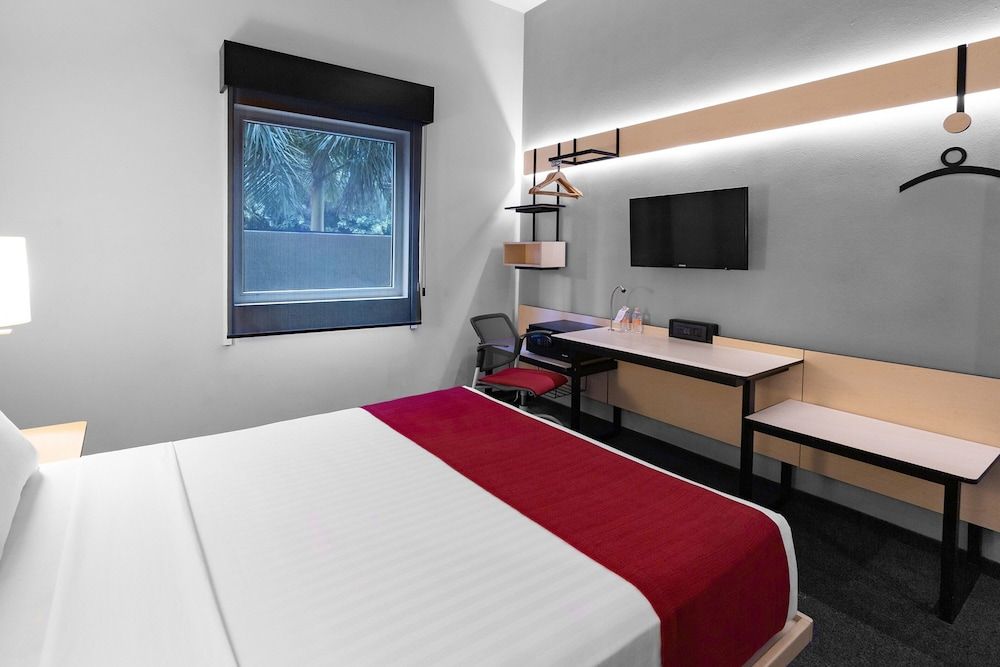 City Express Plus by Marriott Guadalajara Expo Room, 1 Queen Bed 3