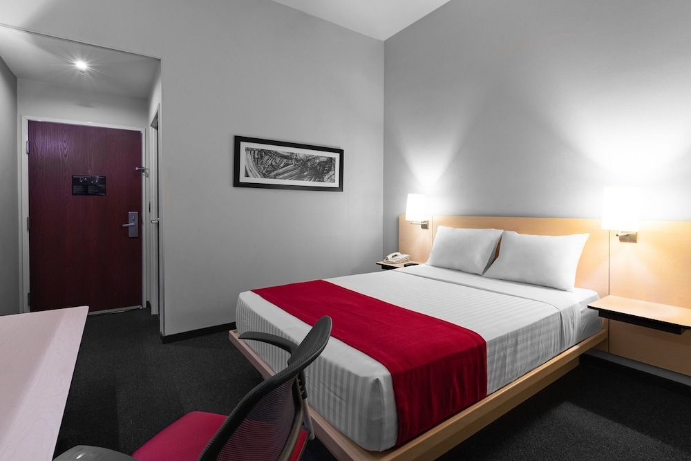 City Express Plus by Marriott Guadalajara Expo Room, 1 Queen Bed 2