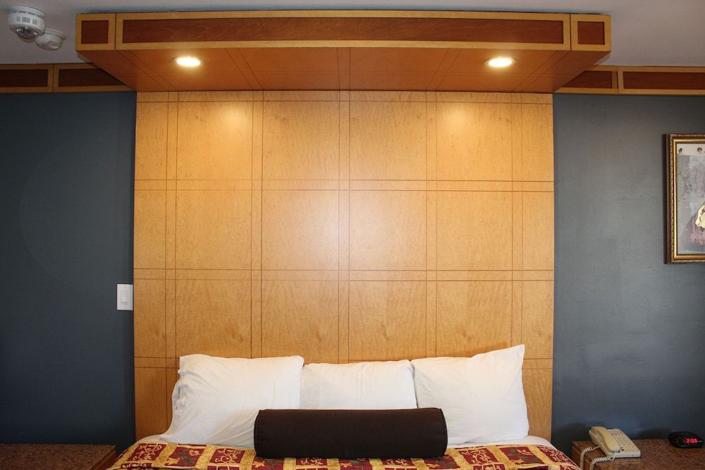 Liberty Inn Atlantic City Superior Room, 1 King Bed, Smoking 3