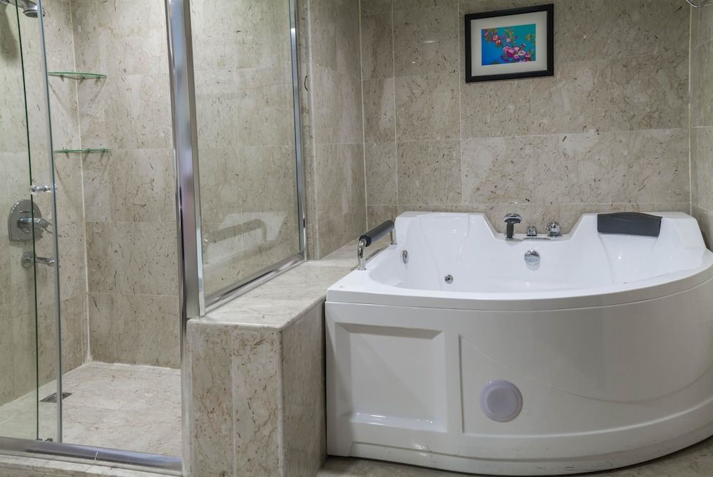 Days Inn by Wyndham Hotel Suites Amman Executive Suite, 1 King Bed (Deluxe) 6