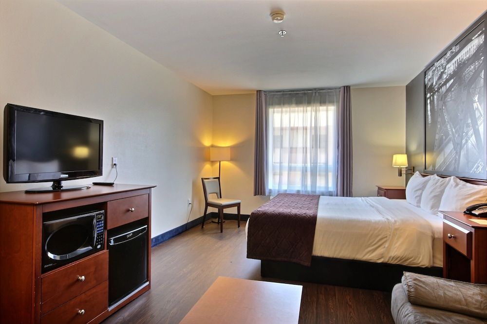 Suite, 1 King Bed with Sofa bed, Non Smoking, Jetted Tub