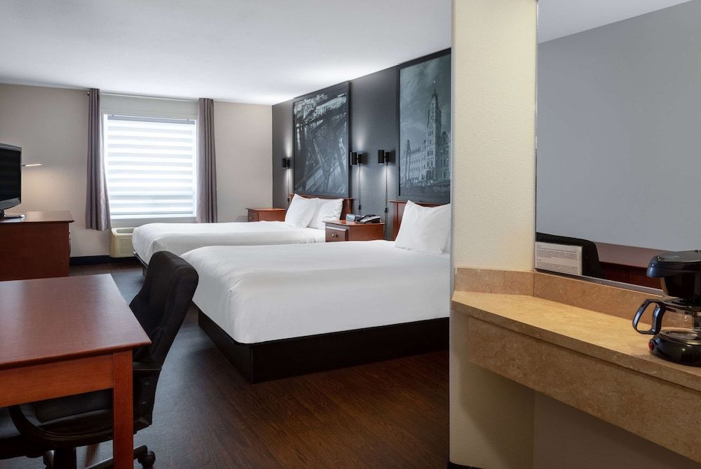 Suite, 2 Queen Beds, Non Smoking, Jetted Tub