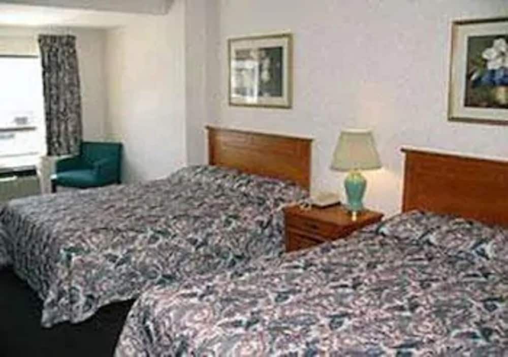 Econo Lodge By The Falls Standard Room, 2 Queen Beds, Non Smoking 4