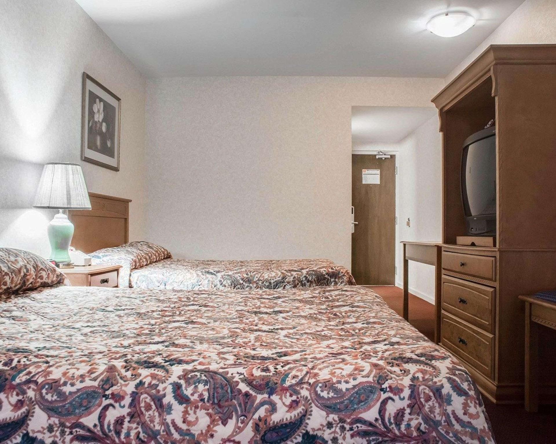 Econo Lodge By The Falls 2 Queen Beds, Nonsmoking 3