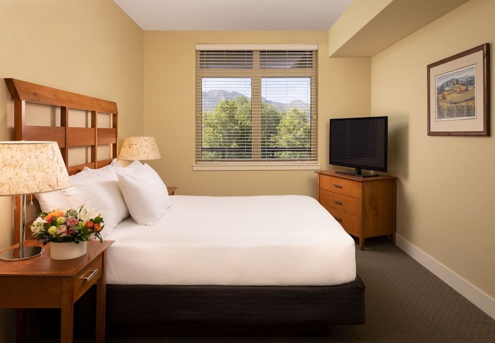 The Cove Lakeside Resort Suite, 2 Bedrooms, Mountain View 2