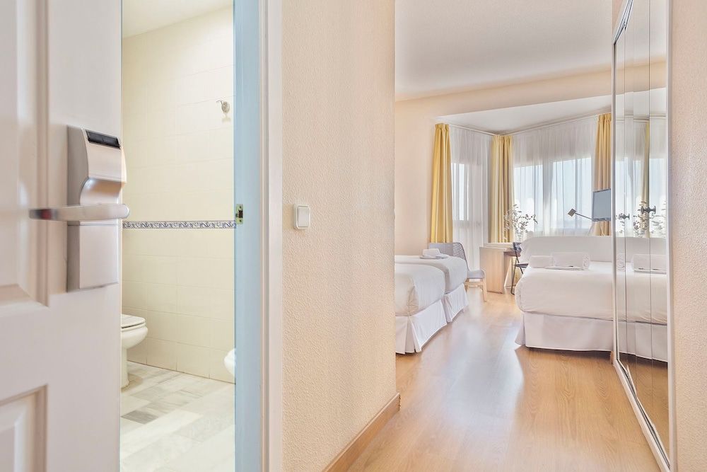 Twin Room (+ Extra Bed)