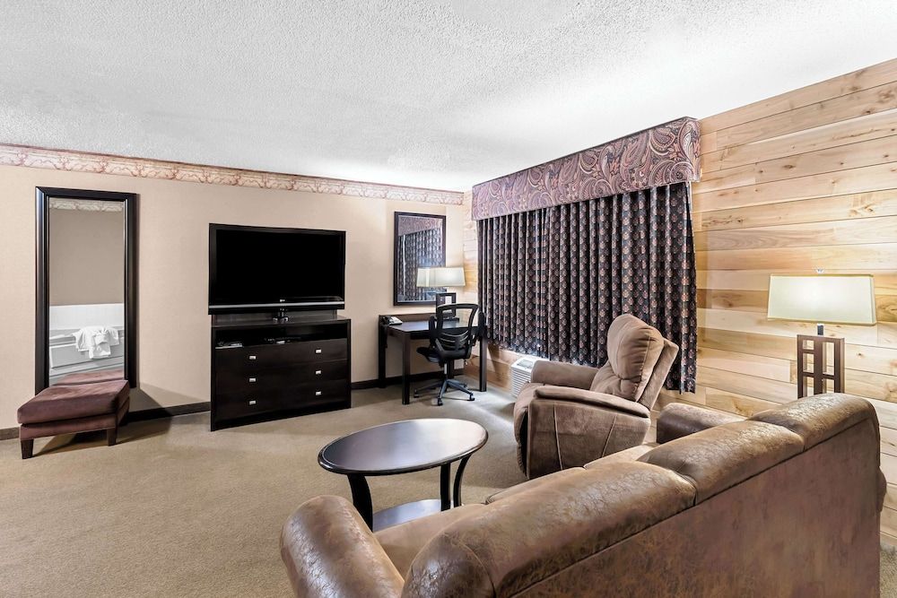 Heartland Inn & Suites, SureStay Collection by Best Western Suite, 1 King Bed, Non Smoking, Jetted Tub 5