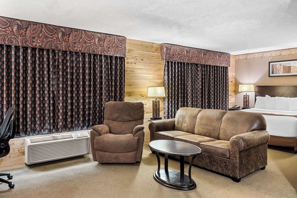 Heartland Inn & Suites, SureStay Collection by Best Western Suite, 1 King Bed, Non Smoking, Jetted Tub 4