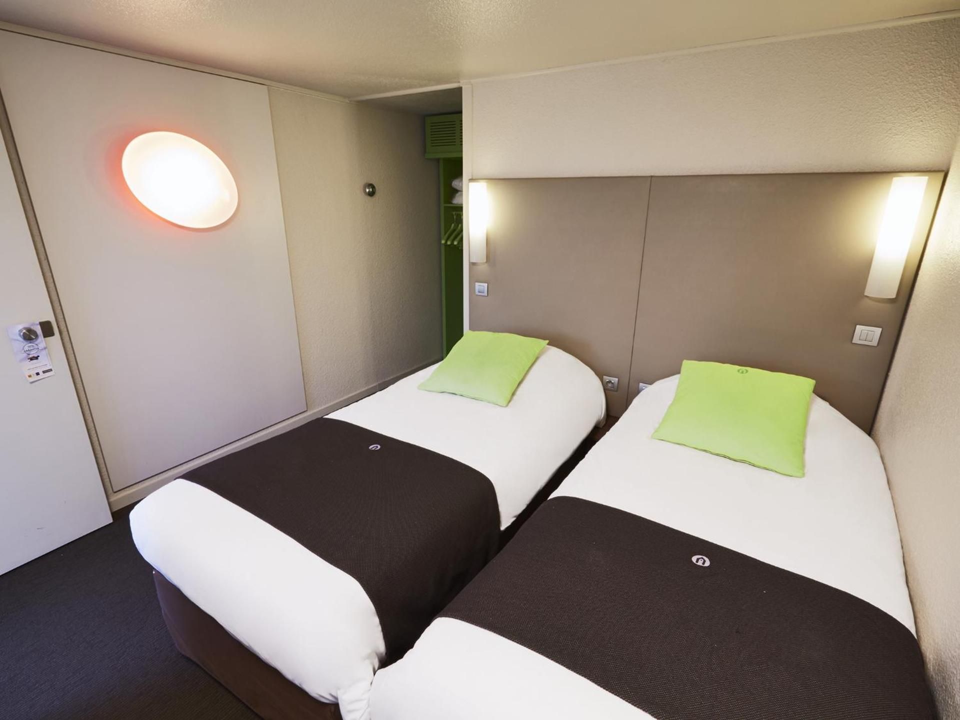 2 Single Beds