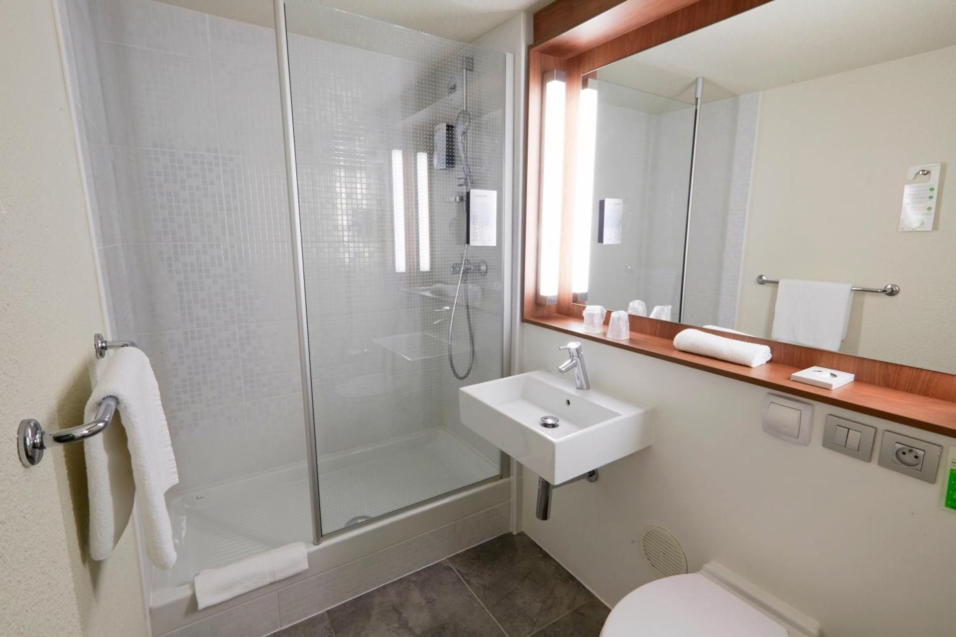 Campanile Villejust Za Courtaboeuf Hotel Standard Twin Room with One Single Bed - Up to Ten Years 3