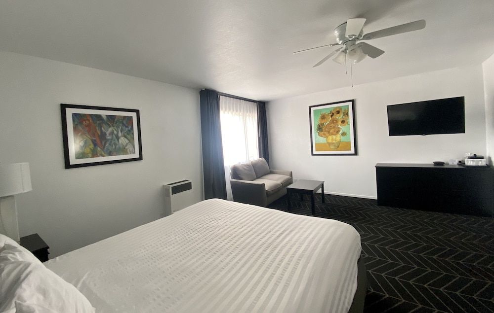 Masterpiece Hotel 1 King Bed, Non-Smoking 2