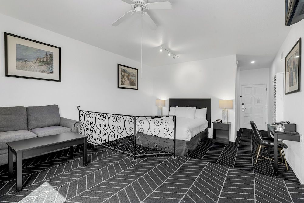 Masterpiece Hotel Deluxe Room, 1 Queen Bed, Fireplace & Balcony, Non-Smoking 4