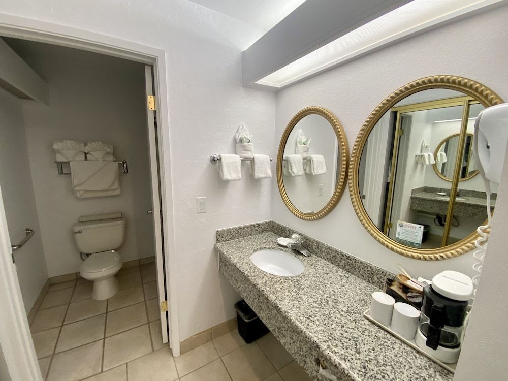 Masterpiece Hotel 1 King Bed, Hot Tub & Fireplace, Non-Smoking 8