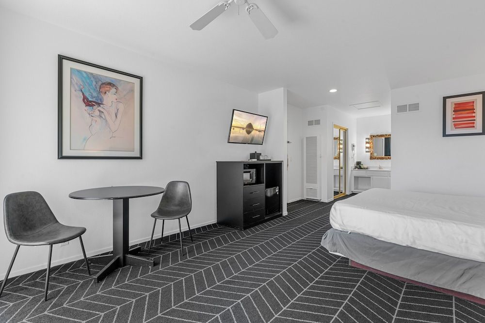 Masterpiece Hotel 1 King Bed, Non-Smoking 4