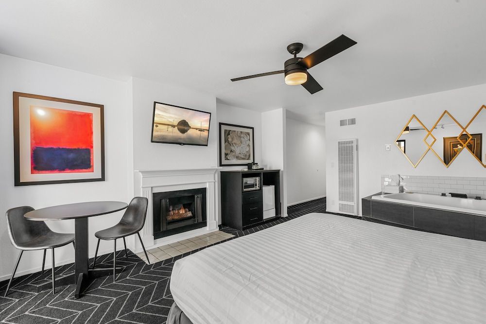 Masterpiece Hotel 1 King Bed, Hot Tub & Fireplace, Non-Smoking 5