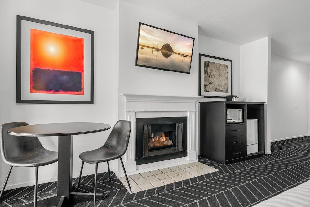 Masterpiece Hotel 1 King Bed, Hot Tub & Fireplace, Non-Smoking 12