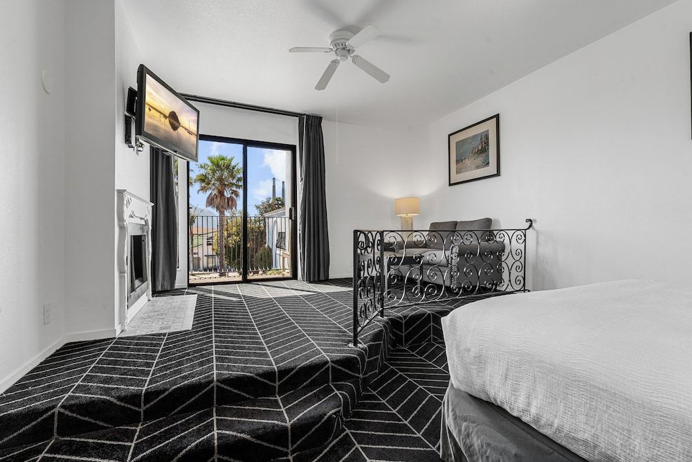 Masterpiece Hotel Deluxe Room, 1 Queen Bed, Fireplace & Balcony, Non-Smoking 14