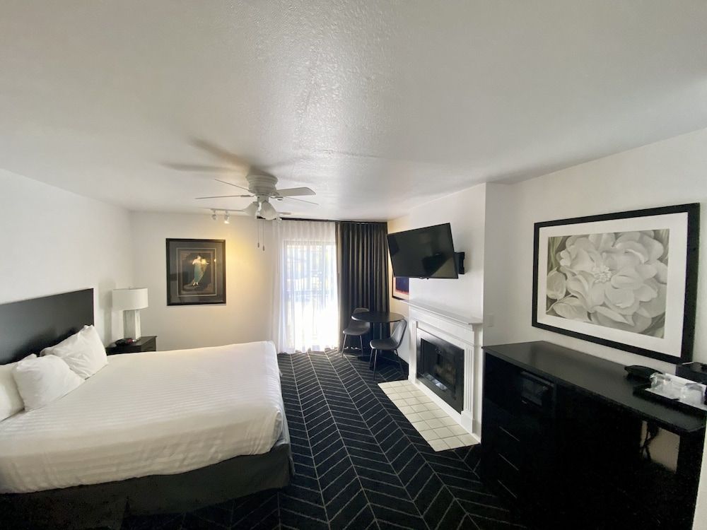 Masterpiece Hotel 1 King Bed, Hot Tub & Fireplace, Non-Smoking