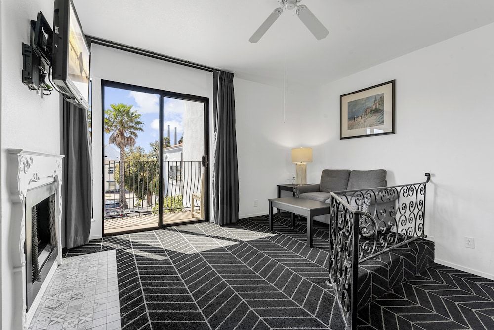 Masterpiece Hotel Deluxe Room, 1 Queen Bed, Fireplace & Balcony, Non-Smoking 15