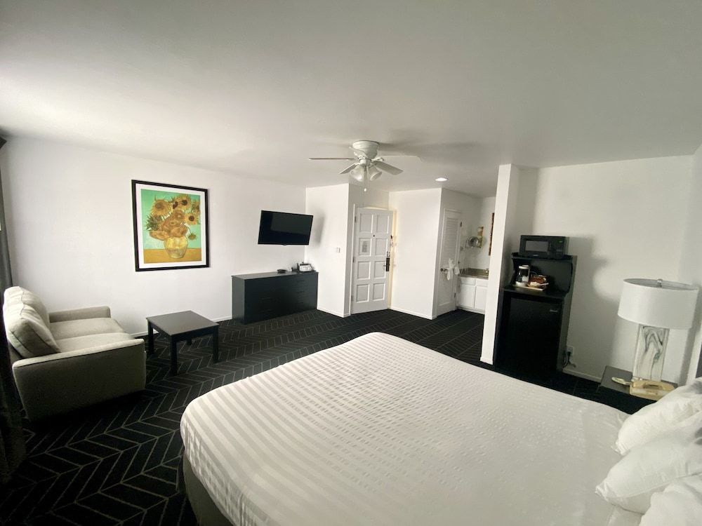 Masterpiece Hotel 1 King Bed, Non-Smoking 3