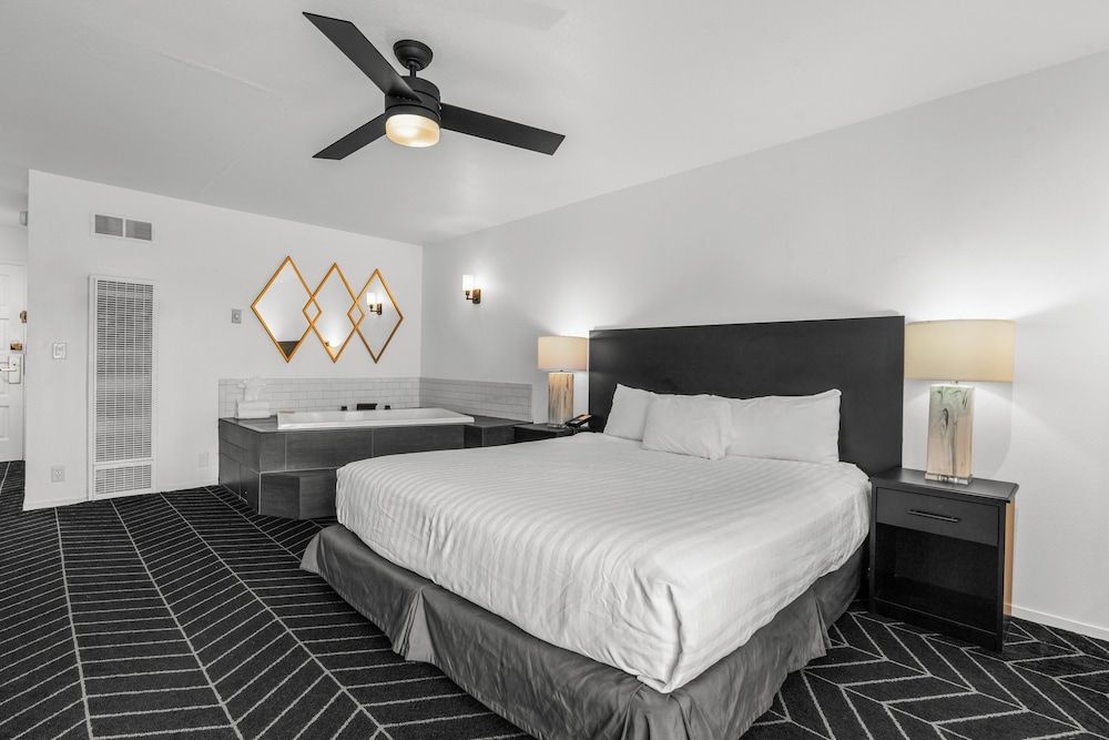 Masterpiece Hotel 1 King Bed, Hot Tub & Fireplace, Non-Smoking 4