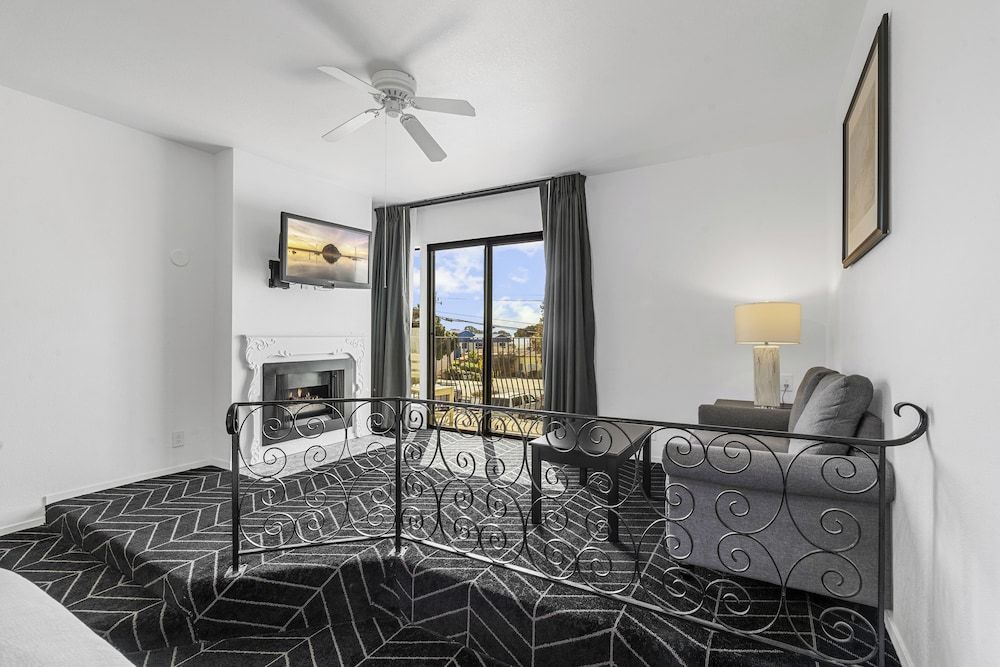 Masterpiece Hotel Deluxe Room, 1 Queen Bed, Fireplace & Balcony, Non-Smoking 3