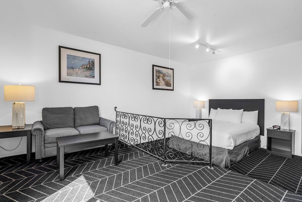 Masterpiece Hotel Deluxe Room, 1 Queen Bed, Fireplace & Balcony, Non-Smoking 5