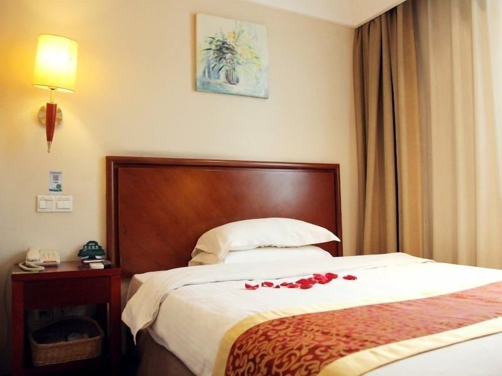 Standard Room, 1 Queen Bed