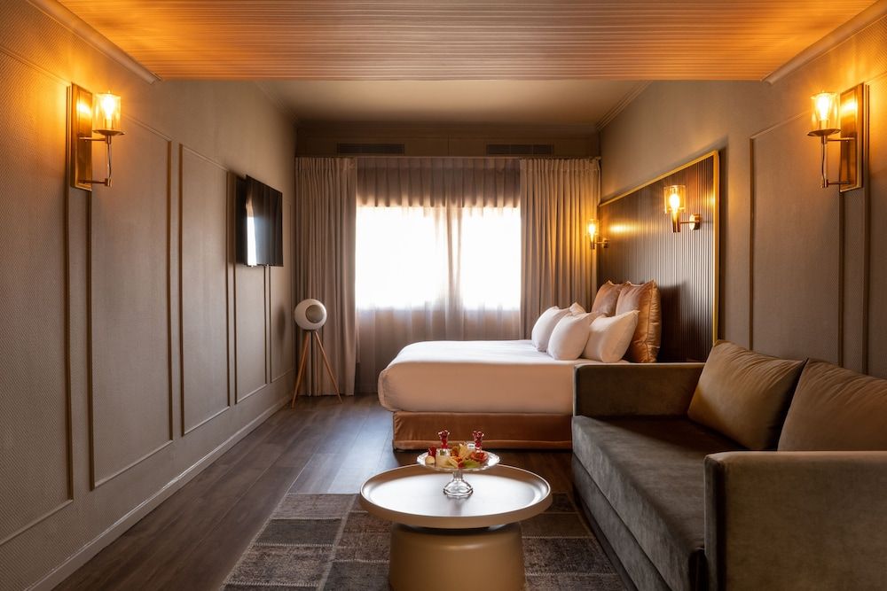 undefined Leonardo Gordon Beach 4