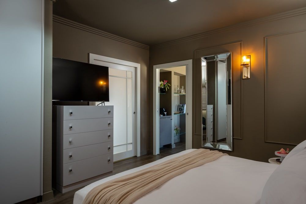 undefined Leonardo Gordon Beach 2