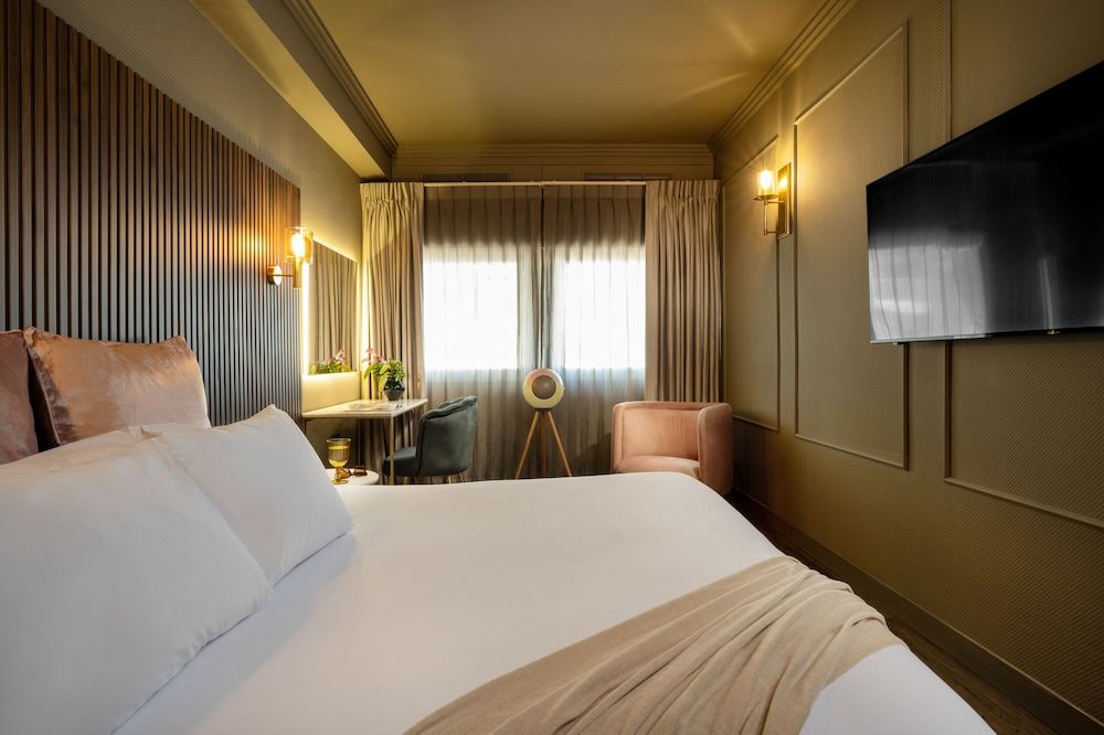 undefined Leonardo Gordon Beach 8