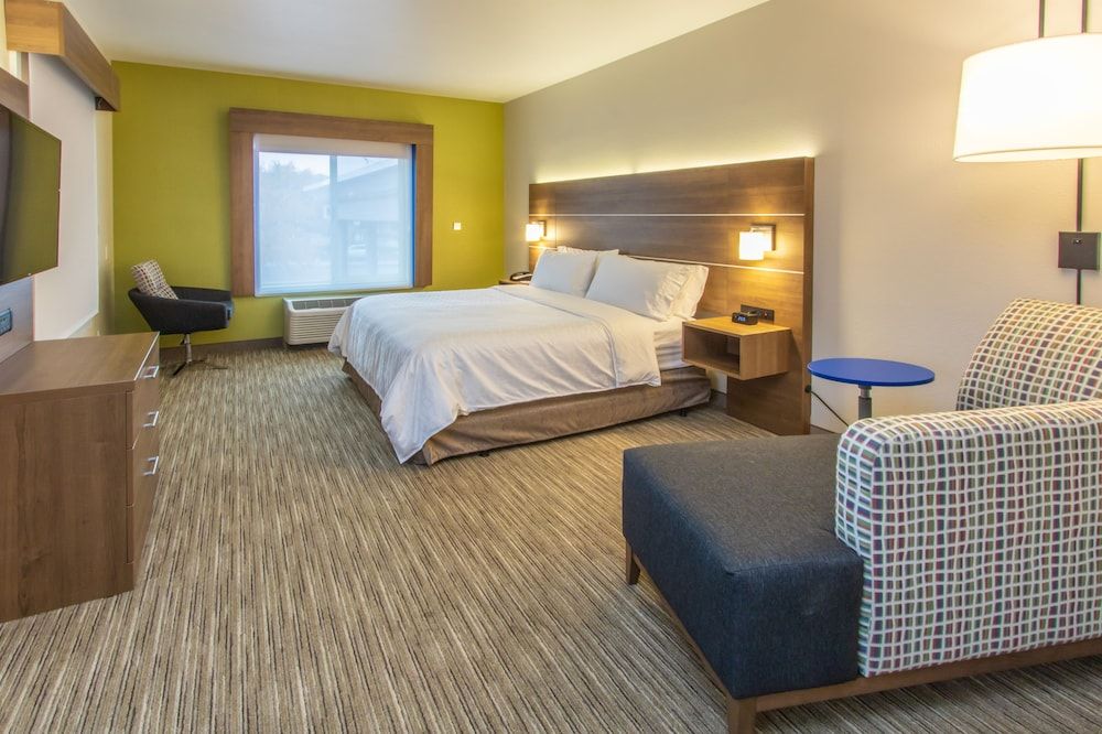 Suite, 1 King Bed, Accessible (Communication, Accessible Tub)