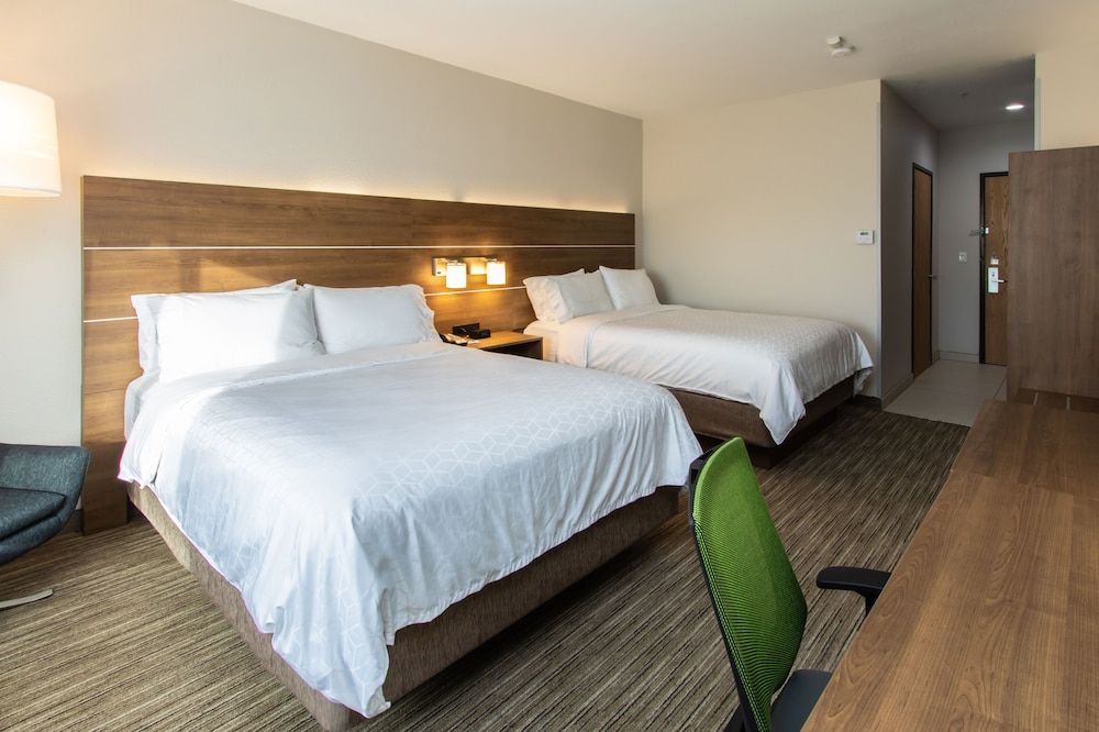 Standard Room, 2 Queen Beds, Accessible (Communication, Roll-In Shower)